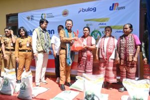 Pemkab Kupang Salurkan Bantuan Pangan dan Luncurkan Gerakan Pasar Murah