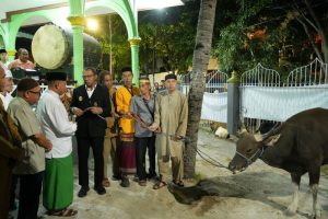 Serahkan Bantuan Kurban, Wakil Gubernur NTT Berpesan Tingkatkan Toleransi dan Kepedulian antar Umat Beragama