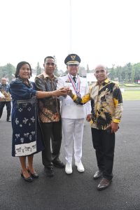 Bupati Kupang Terima Anugrah  Kartika Pamong Praja Muda Dan Lencana Alumni Kehormatan Pendidikan Tinggi