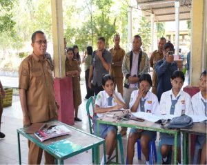Kunjungi SMA Katolik Santo Gabriel Maumere, Gubernur Minta Siswa Tetap Belajar di Tengah Kondisi Tanggap Darurat Gempa